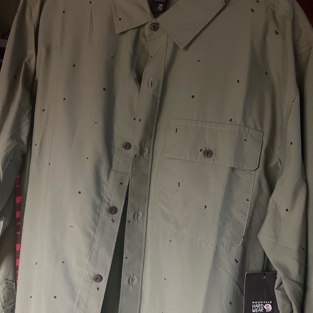 Mountain hardware lightweight long sleeve casual shirt.